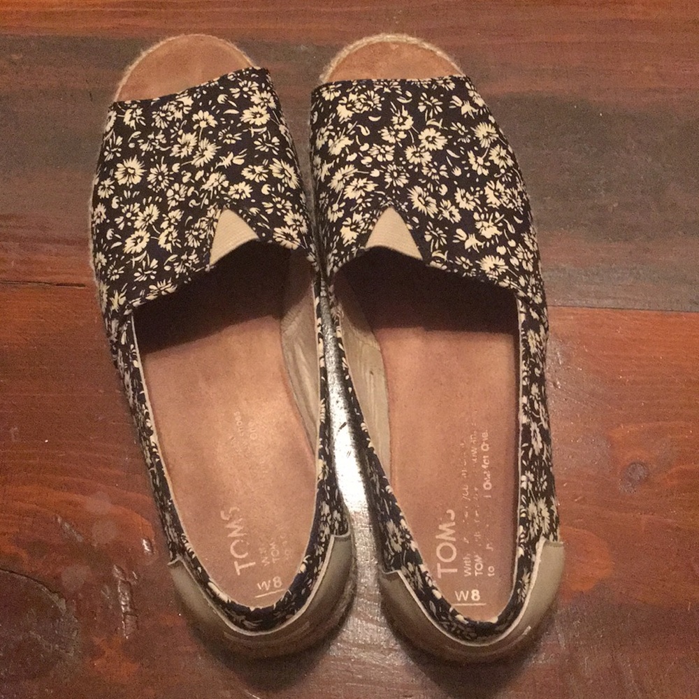 Toms peep toe w/flower pattern